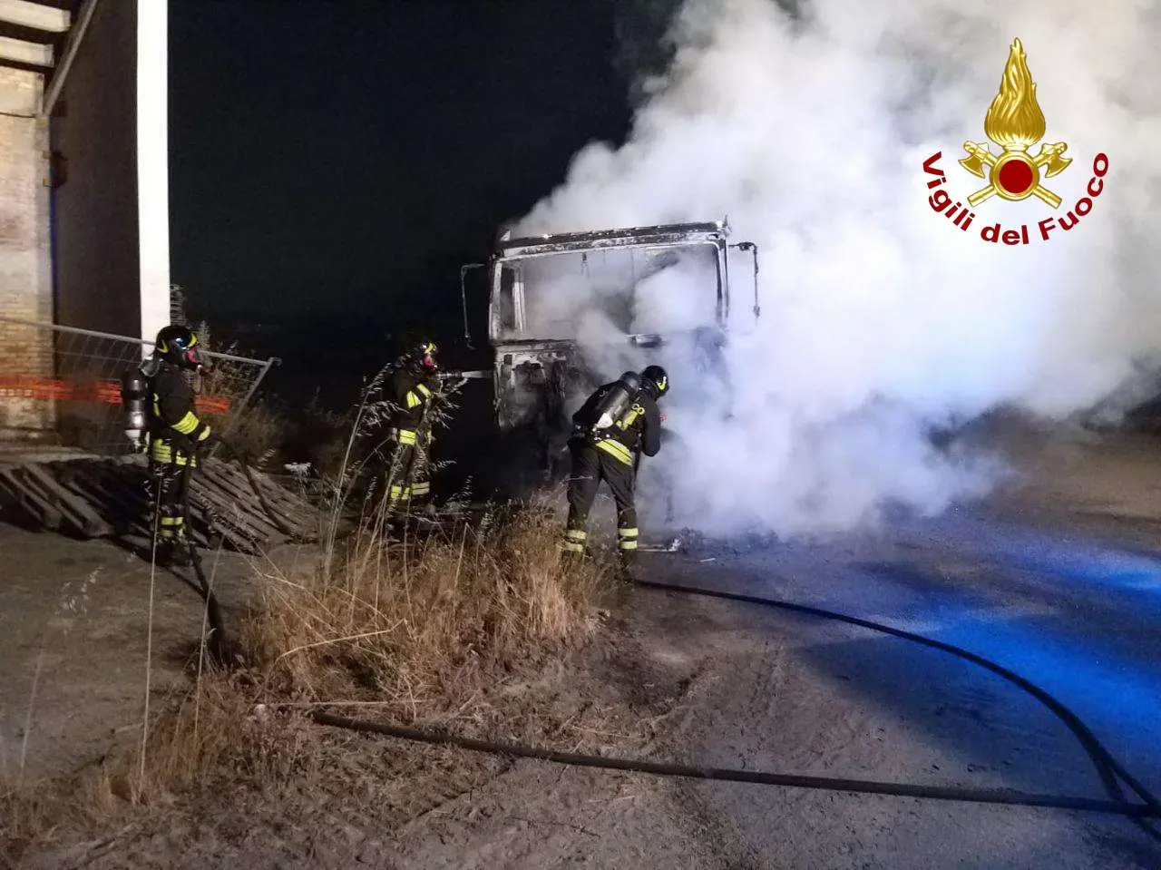 Crotone. Divampato camion sul piazzale Montedison intervento dei VVF e CC