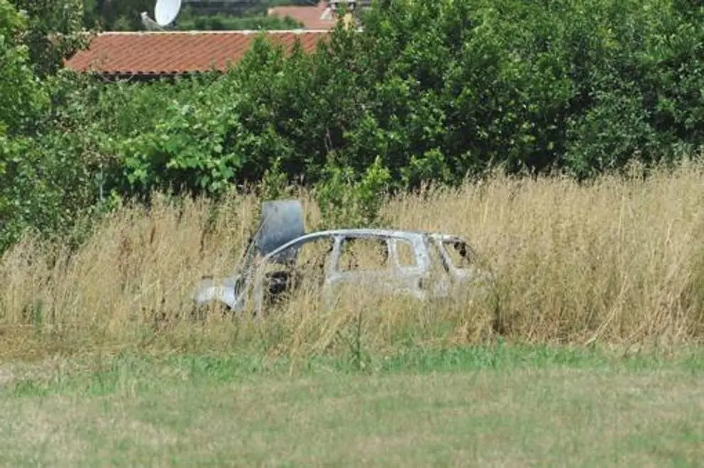 Corpi carbonizzati in auto: probabilmente un uomo e una donna