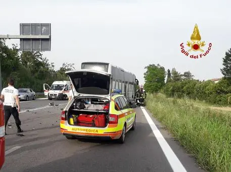 Scontro auto e bus, due morti nel veneziano sul posto i VVF, Suem 118 e Ps