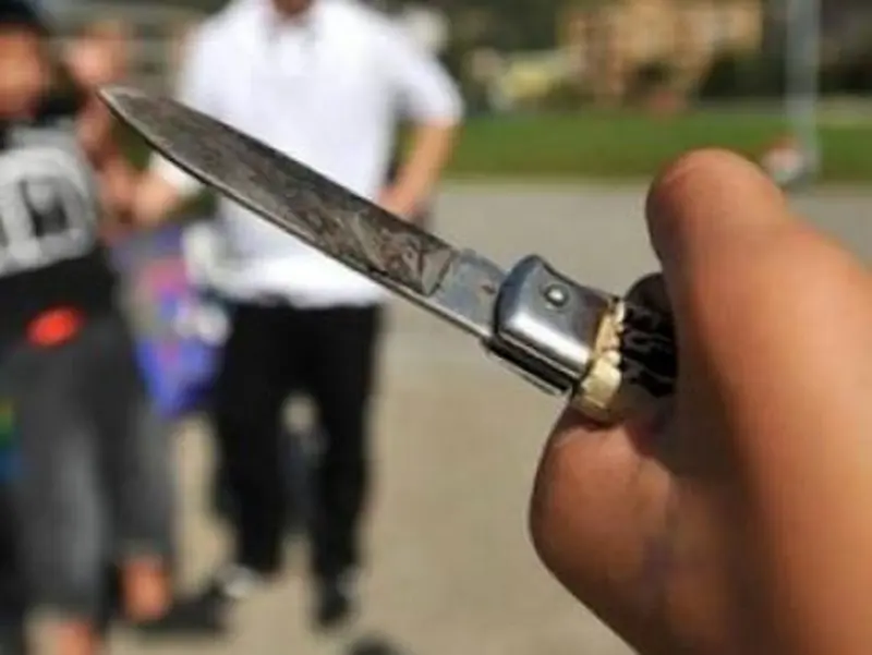 Minori tentano rapina a coetaneo con coltello, arrestati
