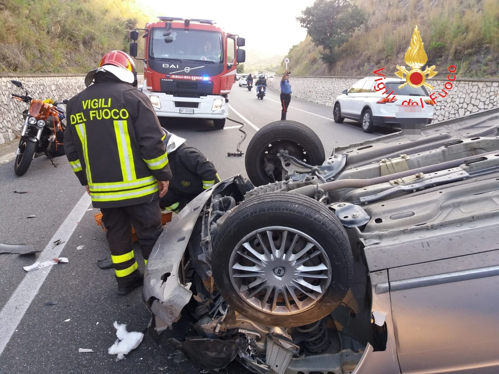 Incidente stradale. Caminia, SS106 bilancio 3 feriti. Intervento dei VVF, Ps e Suem 118
