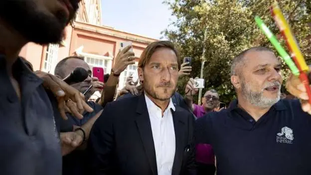 Roma a Totti, sua percezione fatti lontana da realtà. Club: "Amareggiati da addio. Video