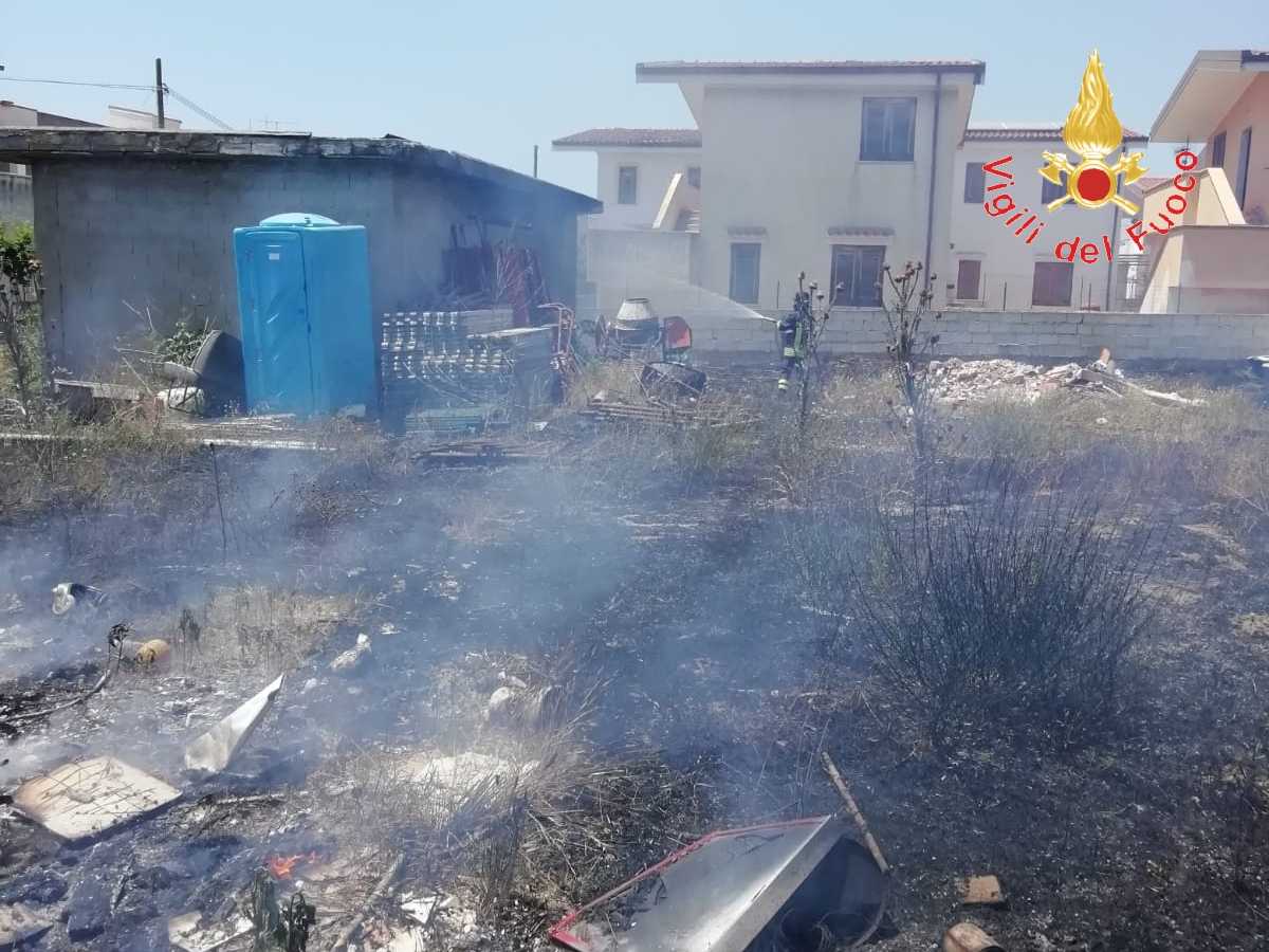Sellia Marina (CZ): Incendi vicino abitazioni, impegnati tre automezzi dei VVF