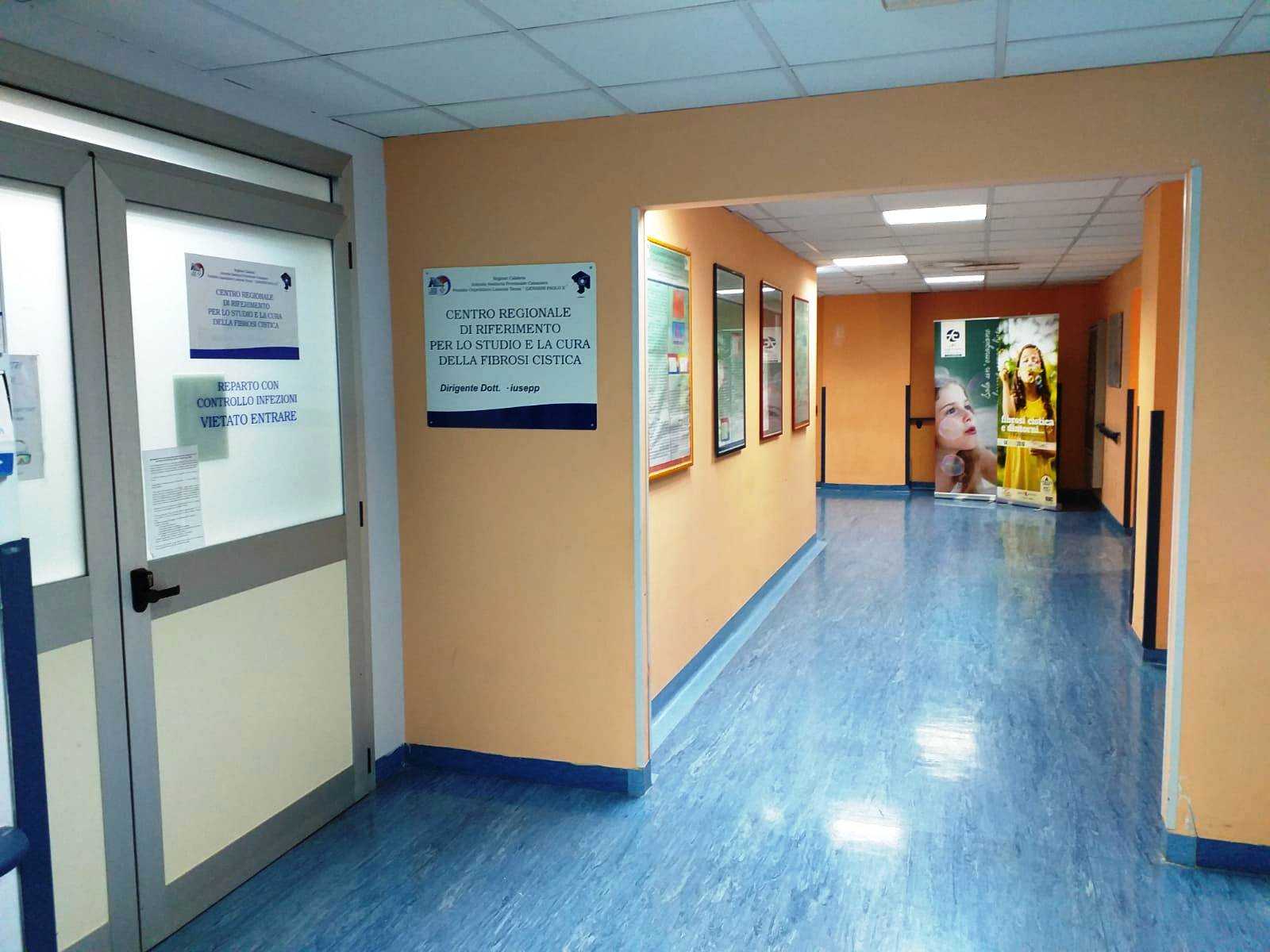 Asp Catanzaro: paziente affetta da fibrosi cistica partorisce nell’ospedale “San Giovanni Paolo II”