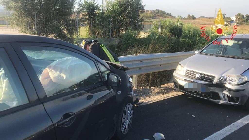 SS106 incidente stradale a Sellia Marina 4 auto coinvolte, 4 feriti sul posto i VVF e Suem 118