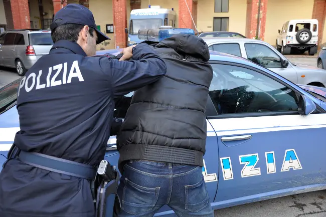 Polizia arresta 20enne catanzarese in possesso di droga vicino scuola orario accesso degli studenti