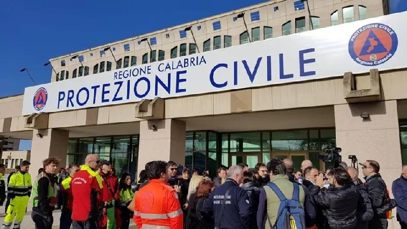 Comandi, di fatto, prorogati prima della scadenza. Continua il caos alla Prociv