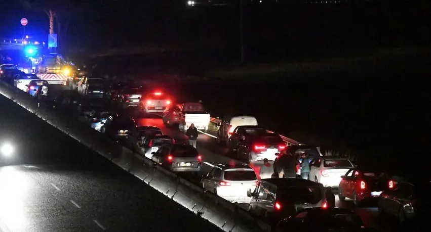 Incidenti stradali: ha coinvolto tre mezzi. auto si capovolge su Fi-Pi-Li, due morti e un ferito
