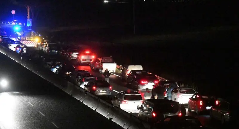 Incidenti stradali: ha coinvolto tre mezzi. auto si capovolge su Fi-Pi-Li, due morti e un ferito