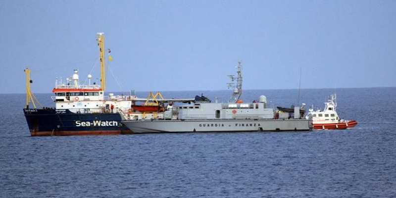 "Entrerò nelle acque italiane", decide il capitano della Sea Watch e dirige la prua verso Lampedusa
