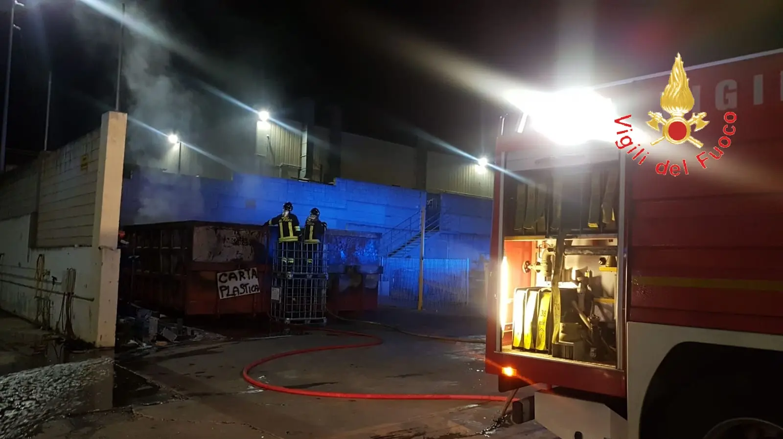 Incendio rifiuti presso azienda produzione di natanti a Roccelletta di Borgia CZ, intervento dei VVF