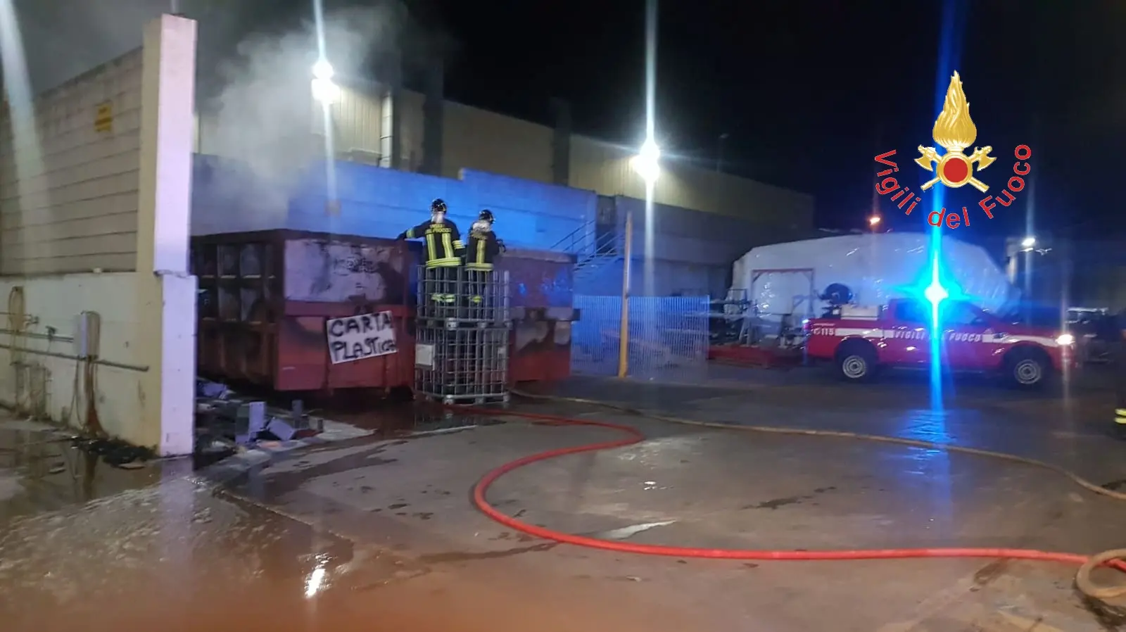 Incendio rifiuti presso azienda produzione di natanti a Roccelletta di Borgia CZ, intervento dei VVF