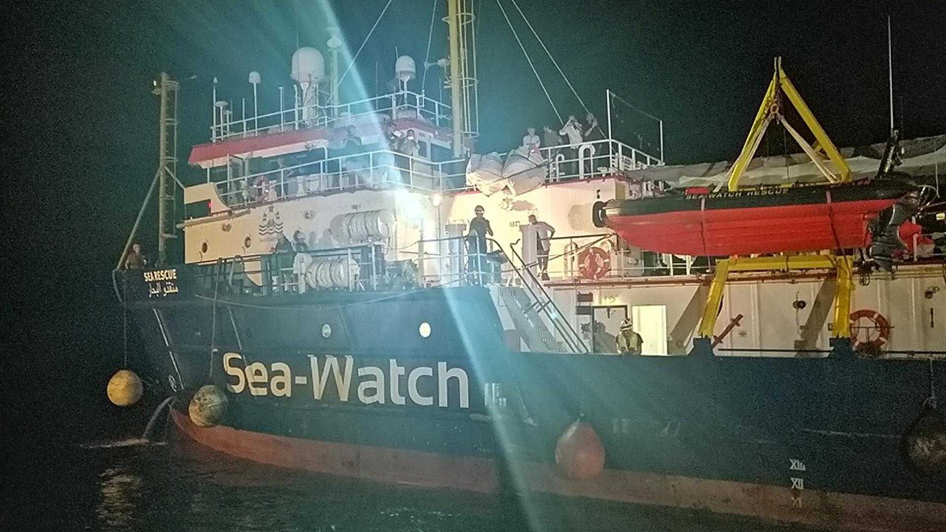 Sea Watch entra in porto, la comandante arrestata. Carola viola alt e rischia scontro con Gdf