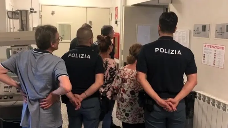 Roma, poliziotto accoltellato a Tor Bella Monaca: è stabile e cosciente
