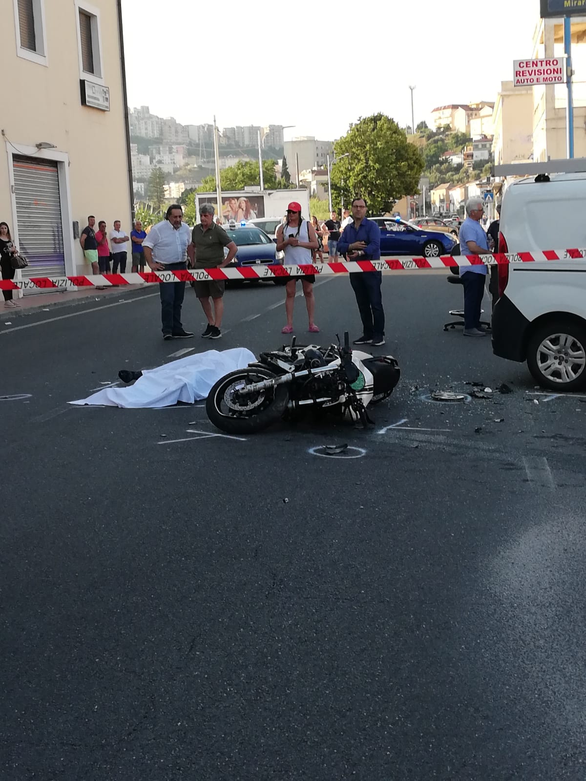 Catanzaro incidente mortale zona Sala, muore centauro (Foto)