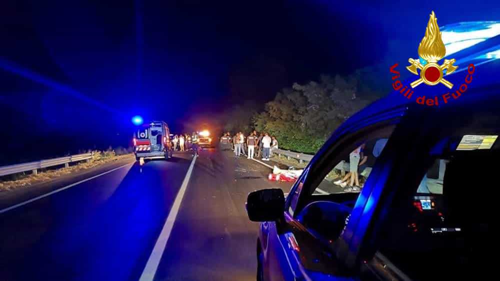 Muoiono due amici di 20 e 22 anni travolti da un'auto, fuori da una discoteca a Piacenza