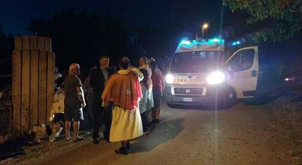 Ubriaco ruba auto e investe processione, tre ferite, paura tra i fedeli