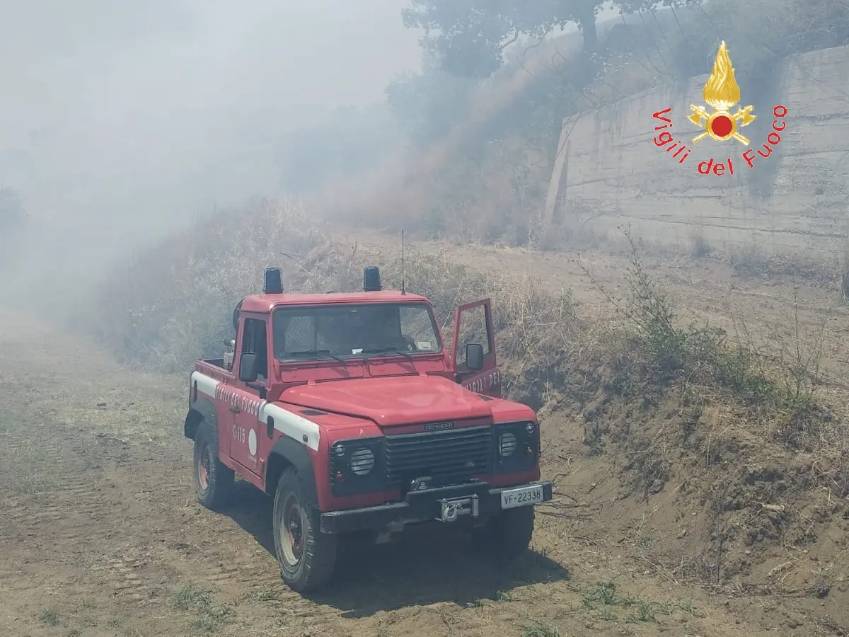 Stalettì (CZ): incendio di vaste proporzioni, intervento di dodici unità dei VVF