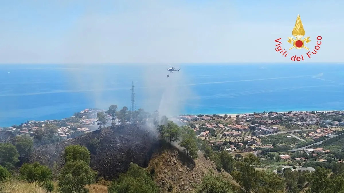 Stalettì (CZ): incendio di vaste proporzioni, intervento di dodici unità dei VVF