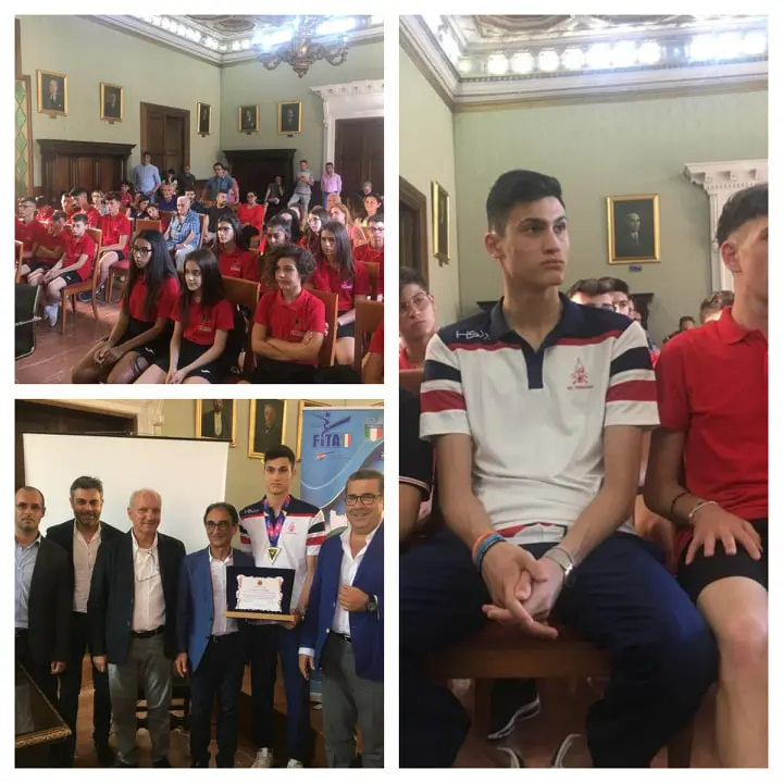 Il campione del mondo di Taekwondo, Simone Alessio, premiato da Abramo e Cavallaro. Foto