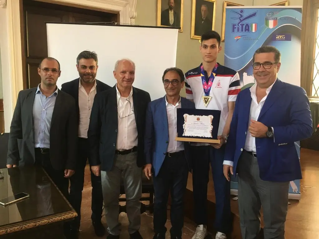 Il campione del mondo di Taekwondo, Simone Alessio, premiato da Abramo e Cavallaro. Foto