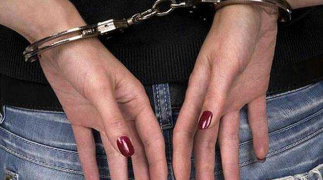 Spacciavano eroina davanti alle scuole, arrestate tre donne