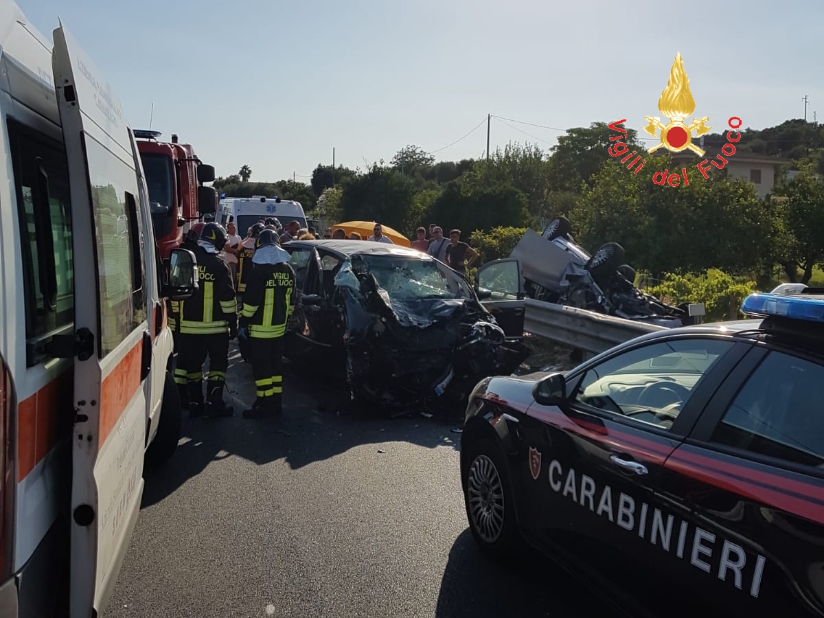 Cropani Marina: Bruttissimo incidente sulla SS106 intervento dell'elisoccorso VVF. Foto