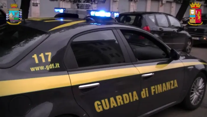 Gdf  Operazione Vinegar: Truffa su Fondi europei, 22 denunciati e sequestro