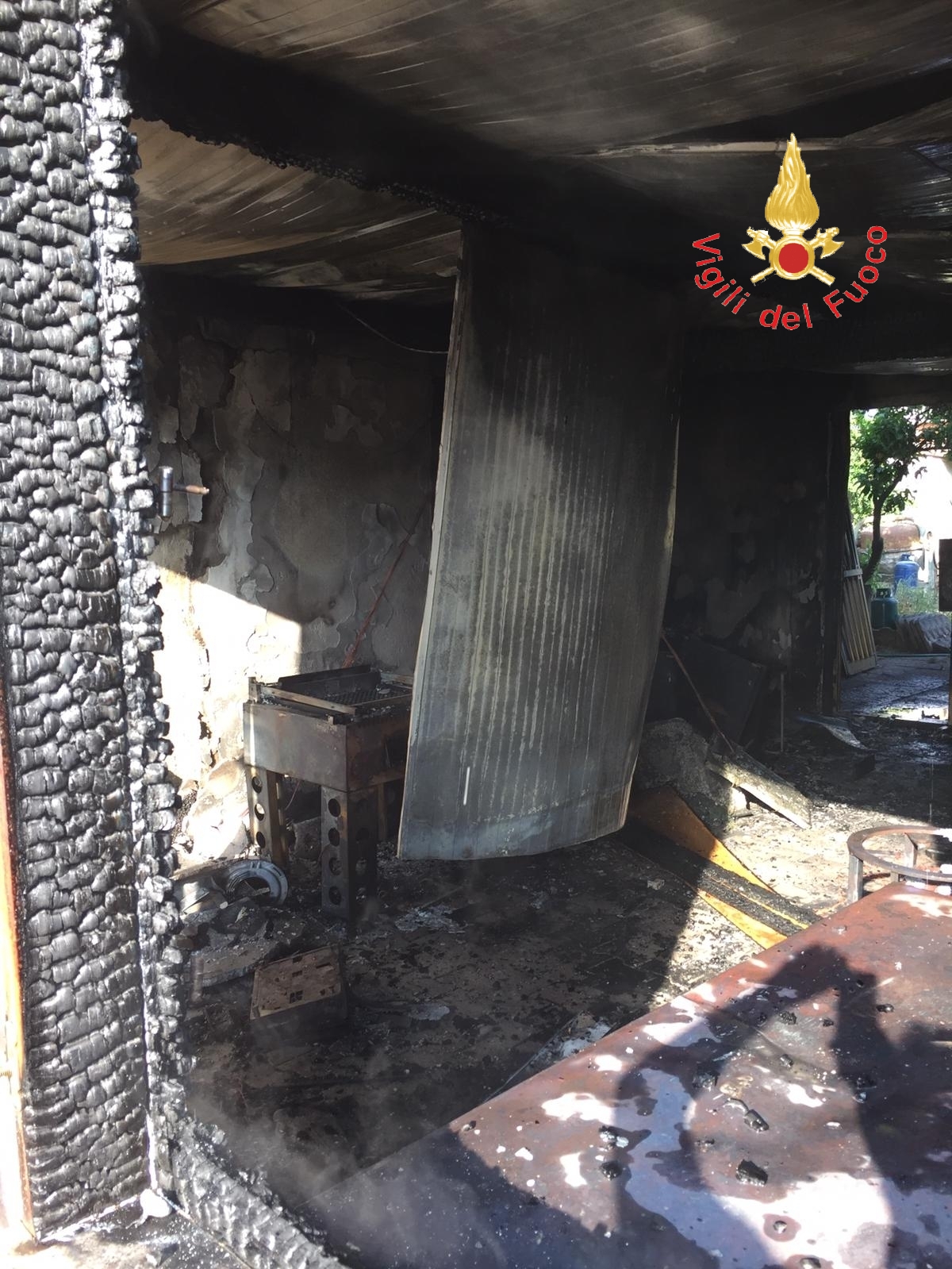 Paura a Lamezia, divampato magazzino piano terra, residenti per strada, intervento dei VVF