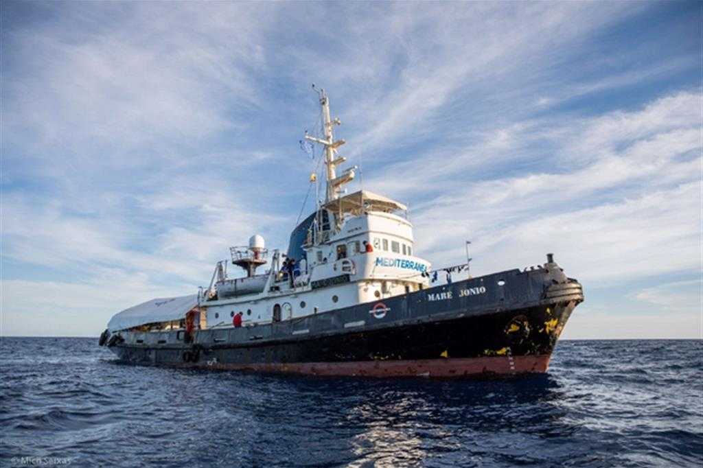 Migranti:  il vascello Alex accolto da Malta