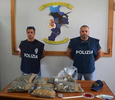 Catanzaro: Polizia arresta due persone per detenzione di sostanza stupefacente ai fini di spaccio