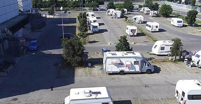 'Carovana' di nomadi nel parcheggio allontanata a Rimini Oltre 22 roulotte e più di 100 persone