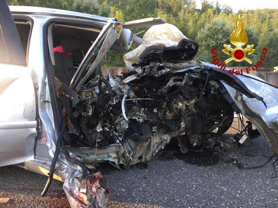 Gubbio. SS318 Incidenti stradali: auto contro palo, un 20enne morto e 2 feriti