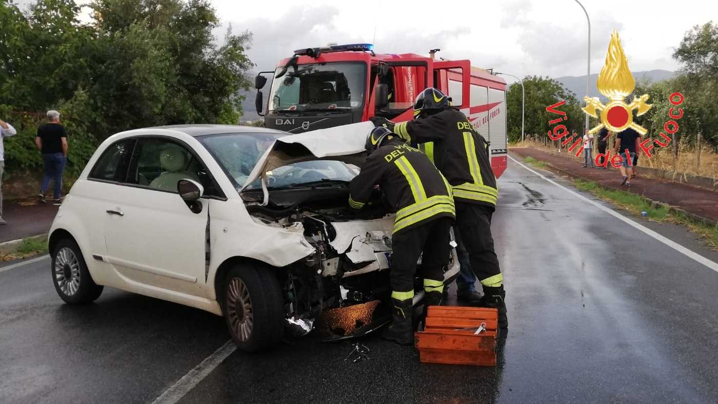 Incidente stradale a Lamezia Terme, 2 le vetture coinvolte sul posto i VVF e Suem118