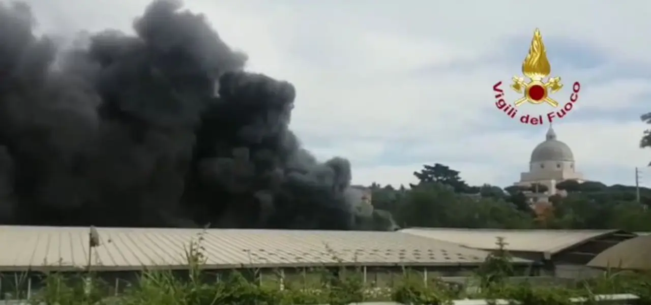 Roma, incendio in officina: nube nera sui quartieri Eur e Ostiense