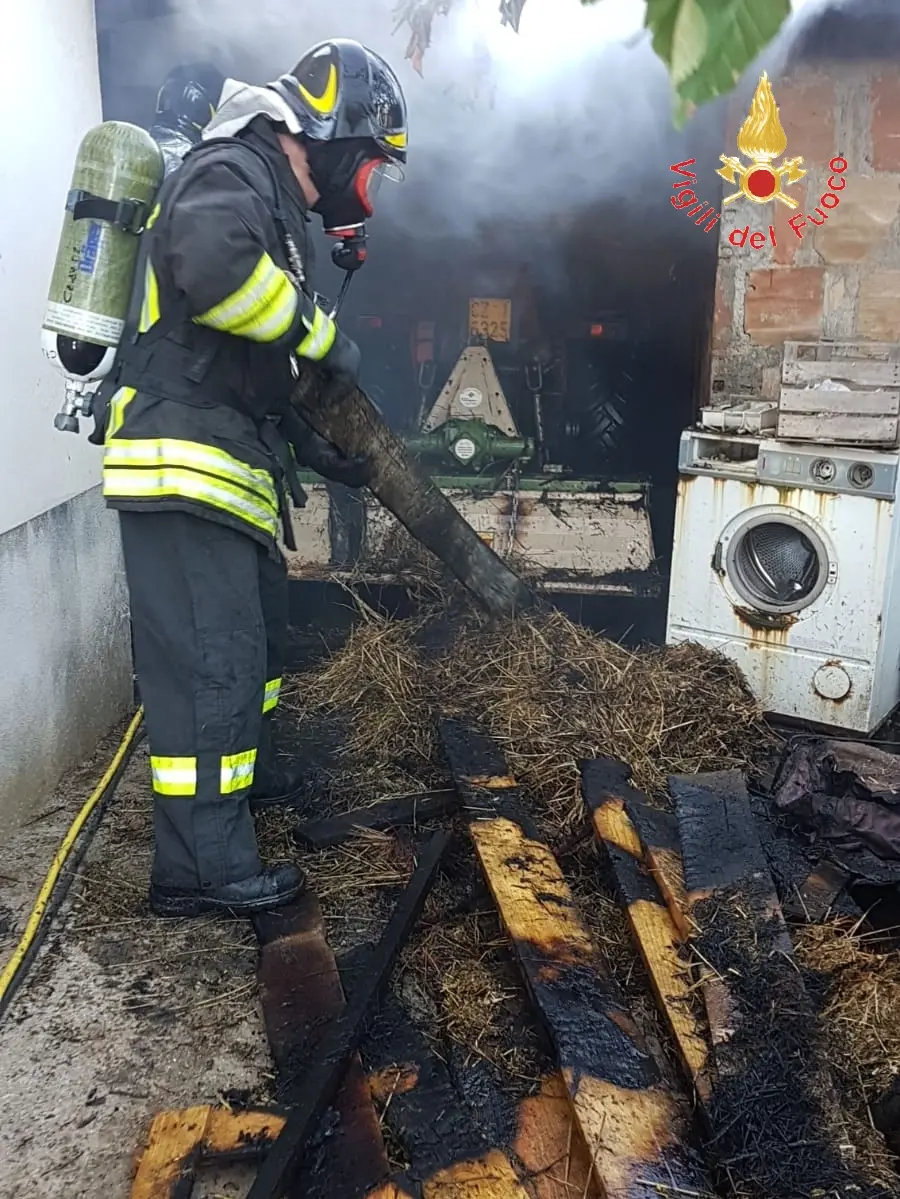 Rogo in azienda agricola nel lametino intervento dei VVF e Cc
