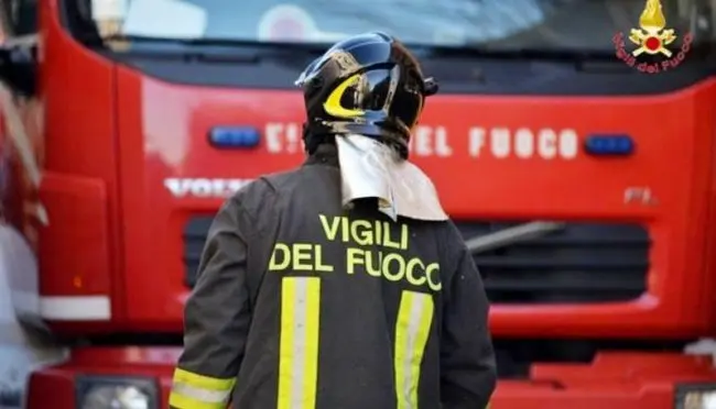 Incendi: Nel vibonese, rogo sulle colline poi case, sgomberate abitazioni. Sul posto i VVF