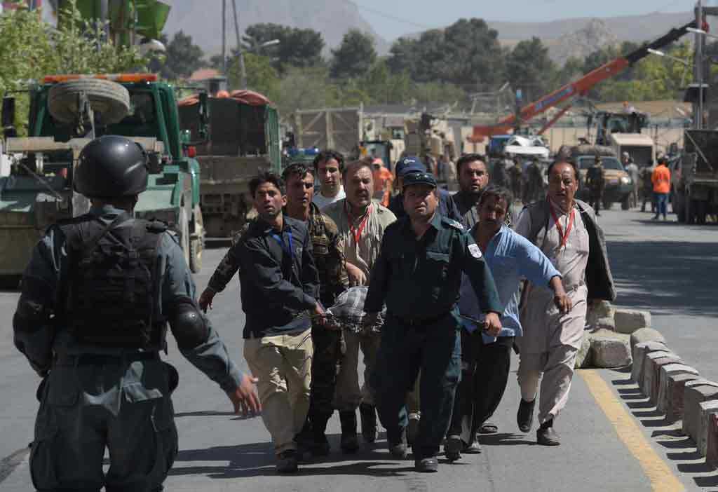 Afghanistan, autobus di pellegrini esplode su una mina: 13 morti