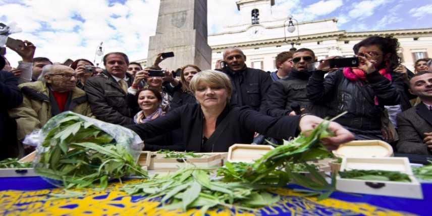 Cannabis: la radicale Rita Bernardini, condotta in caserma dai carabinieri