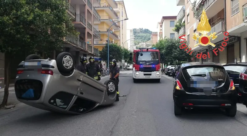 Rocambolesco incidente a Lamezia coinvolte due auto sul posro VVF e Suem118