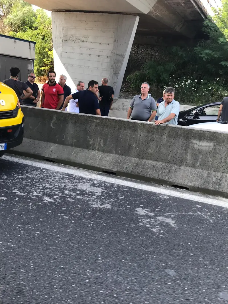 Catanzaro SS280, incidente stradale, mezzi coinvolti Tir, Furgone e Auto. traffico in tilt