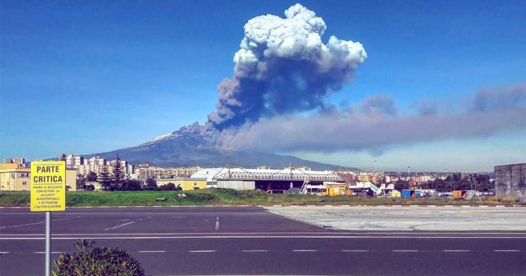 Etna: eruzione con emissione cenere, chiusi spazi aerei. Bloccati decolli e atterraggi