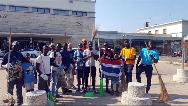 Migranti: 'basta far niente', e ripuliscono il centro di Asti