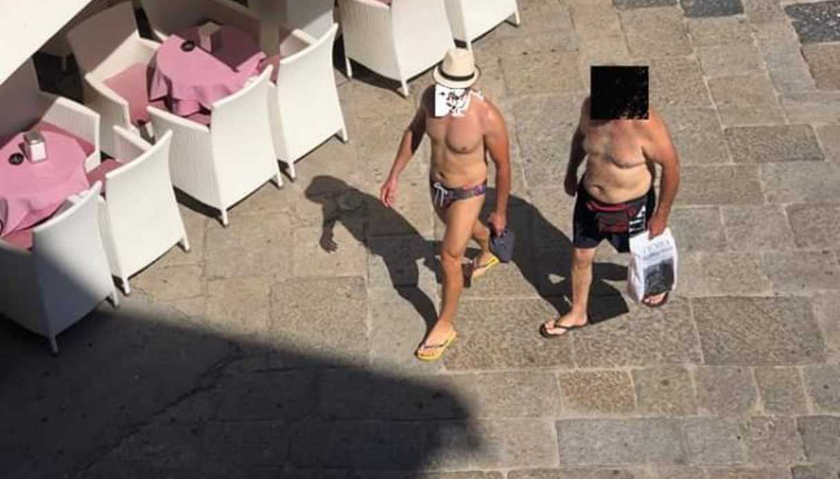 Ordinanza sindaco Tropea, Giovanni Macrì, vietato girare in costume in città Multe da 125 a 500 euro