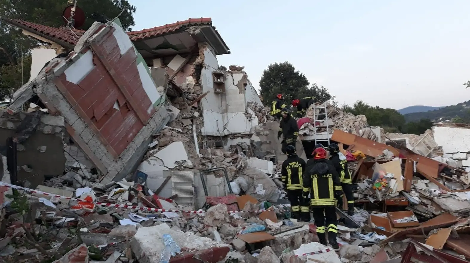 Esplode palazzina nell'Isola d'Elba, due dispersi.Tre persone recuperate in vita a Portoferraio