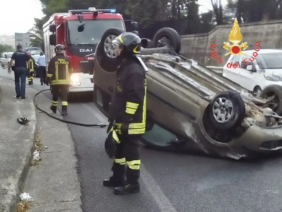 Catanzaro, rocambolesco incidente stradale su viale De Filippis, intervento dei VVF Ps e Suem 118