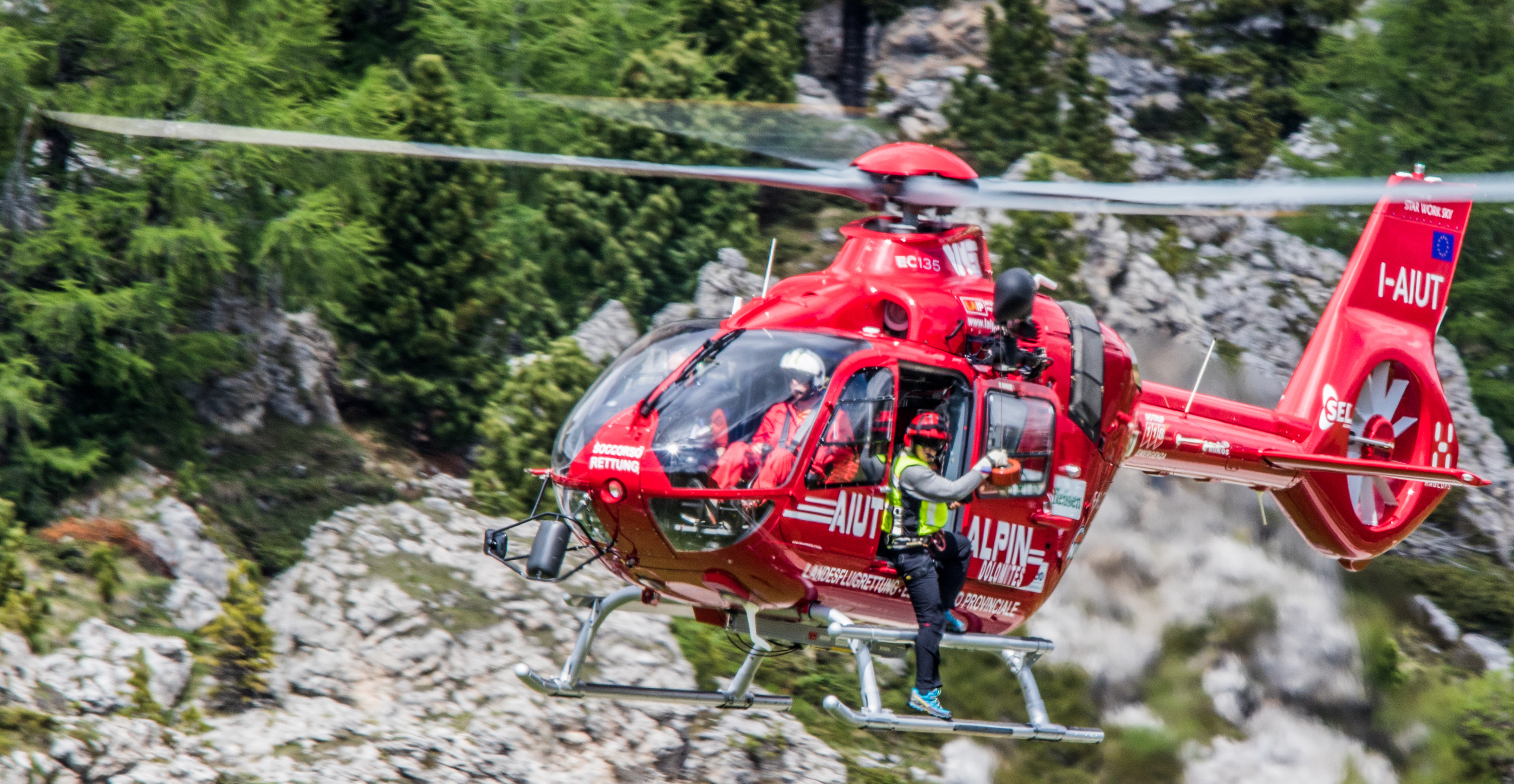 Bolzano: auto precipita in una scarpata. Due vittime