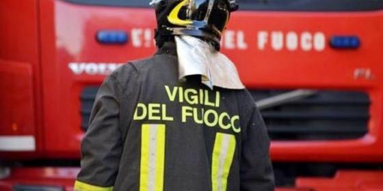 Napoli, incendio in un magazzino di giocattoli: evacuate un centinaio di persone
