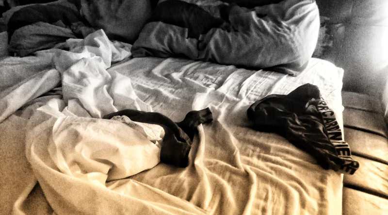 Napoli, marito scopre la moglie con l’amante e li accoltella