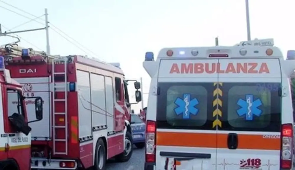 Fiamme in ex fabbrica vernici, allerta gas tossici Porto Torres. Sul posto i VVF, Ps e Cc